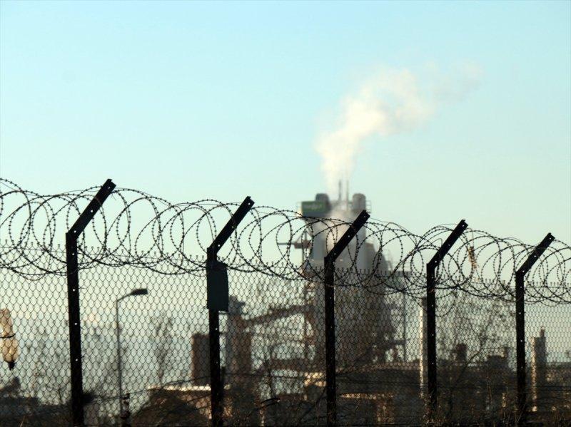 Tuzla'da kaçak kimyasal madde dökülen alan görüntülendi