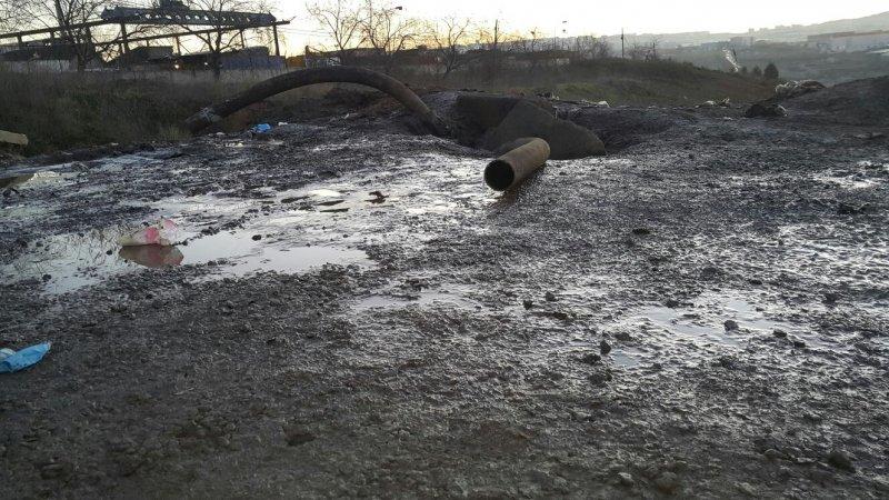 Tuzla'da kaçak kimyasal madde dökülen alan görüntülendi