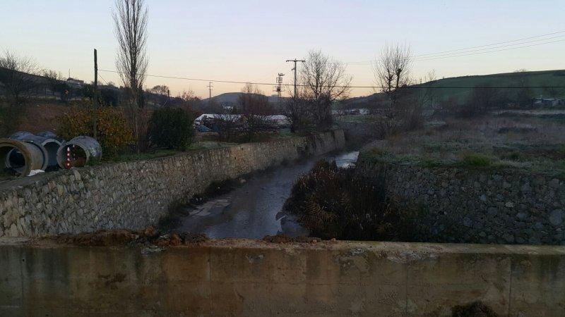 Tuzla'da kaçak kimyasal madde dökülen alan görüntülendi