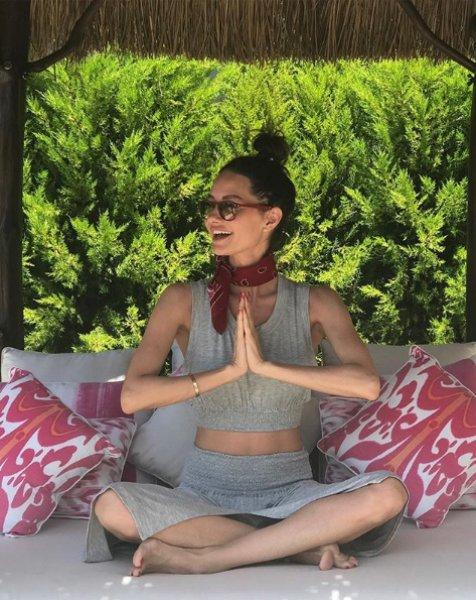 Yasemin Özilhan çocukluk fotoğrafını paylaştı 