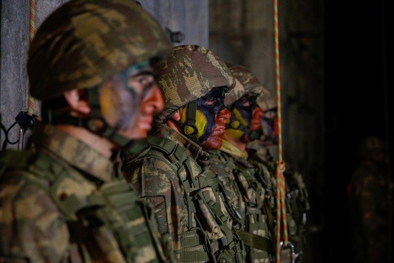 Başbakan Yıldırım komandoların eğitimini izledi