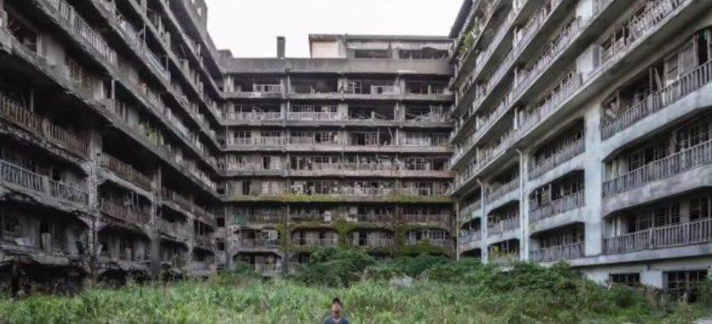 İki kafadar Ikeshima Adası'nda girilmesi yasak olan hastaneye girdi