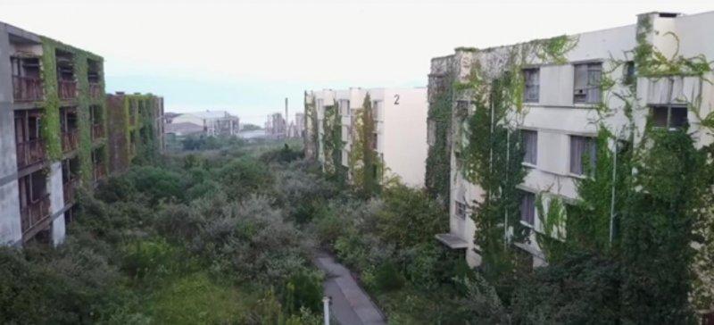 İki kafadar Ikeshima Adası'nda girilmesi yasak olan hastaneye girdi