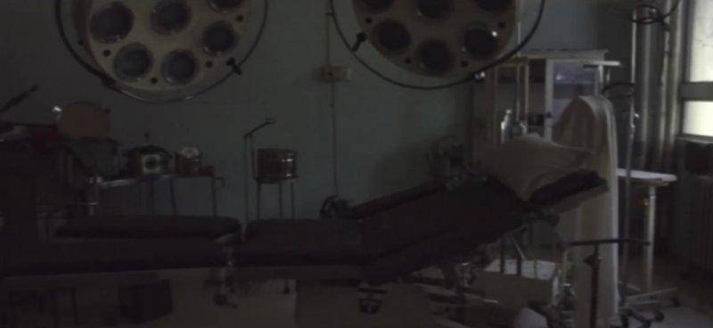 İki kafadar Ikeshima Adası'nda girilmesi yasak olan hastaneye girdi