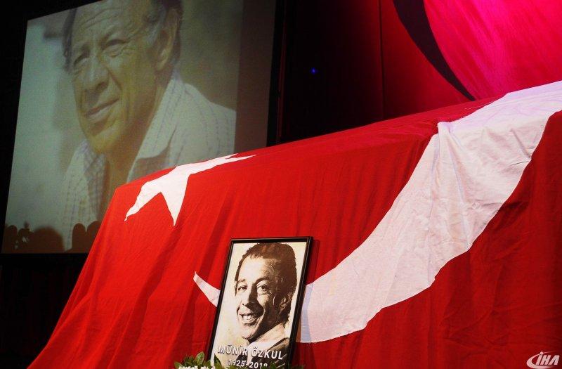 Münir Özkul son yolculuğuna uğurlandı