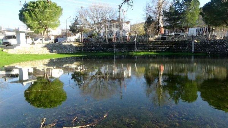 Çanakkale'deki köyün her tarafından yeraltı suyu çıkıyor