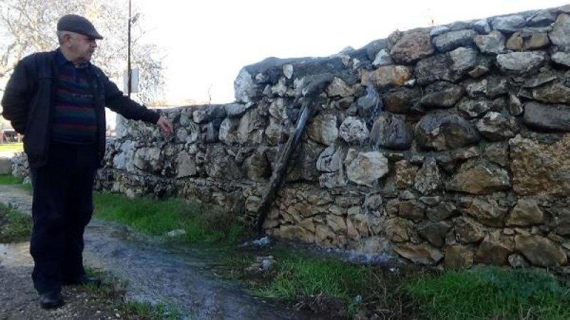Çanakkale'deki köyün her tarafından yeraltı suyu çıkıyor