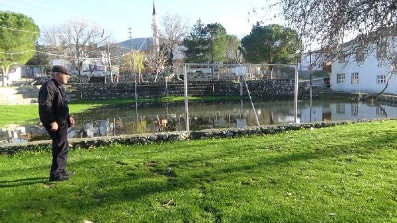 Çanakkale'deki köyün her tarafından yeraltı suyu çıkıyor