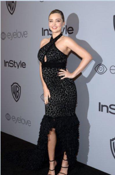 Ünü model Miranda Kerr'in karnı burnunda 