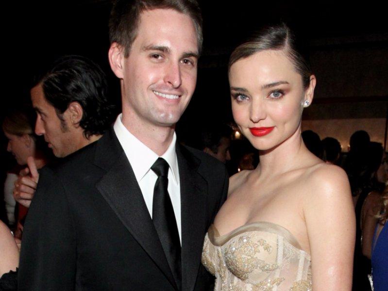 Ünü model Miranda Kerr'in karnı burnunda 