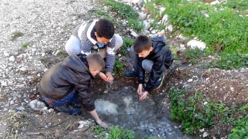 Çanakkale'deki köyün her tarafından yeraltı suyu çıkıyor