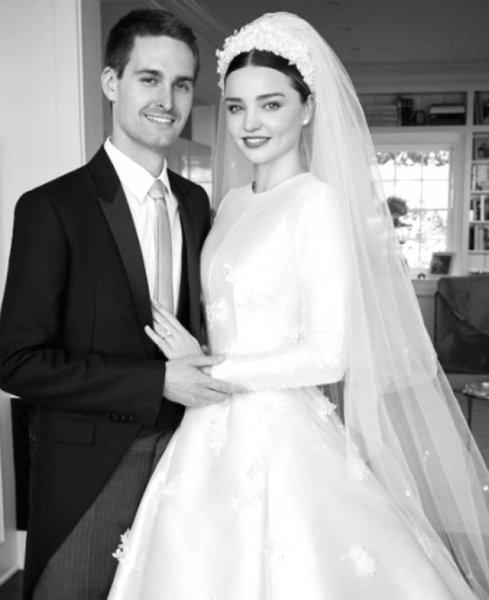 Ünü model Miranda Kerr'in karnı burnunda 