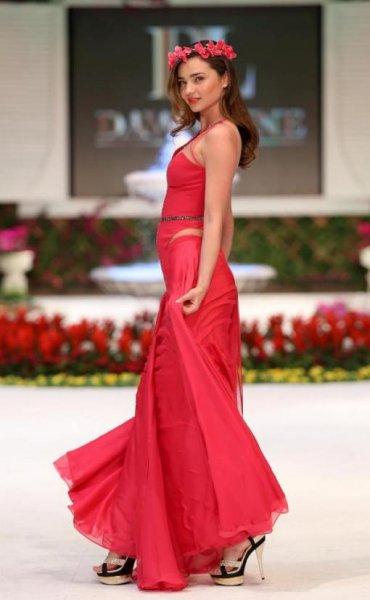 Ünü model Miranda Kerr'in karnı burnunda 