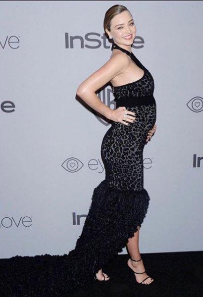 Ünü model Miranda Kerr'in karnı burnunda 