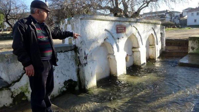 Çanakkale'deki köyün her tarafından yeraltı suyu çıkıyor