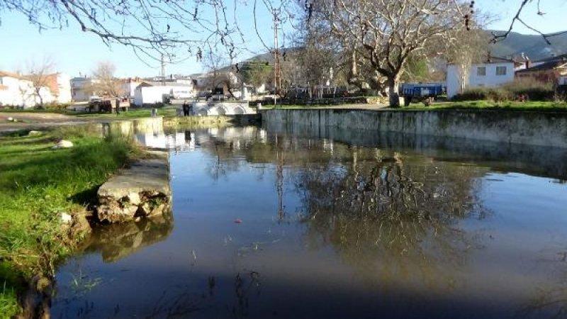 Çanakkale'deki köyün her tarafından yeraltı suyu çıkıyor