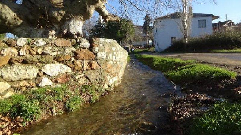 Çanakkale'deki köyün her tarafından yeraltı suyu çıkıyor