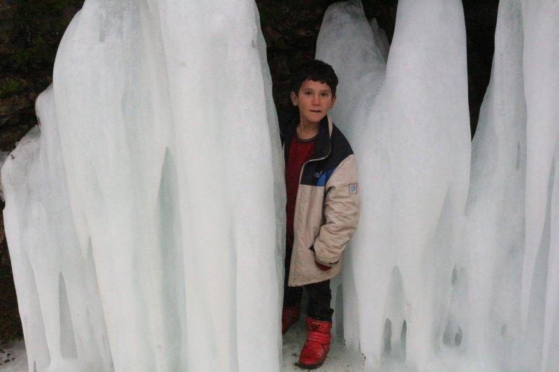 Ağrı'da donan şelale güzel görüntüler oluşturdu