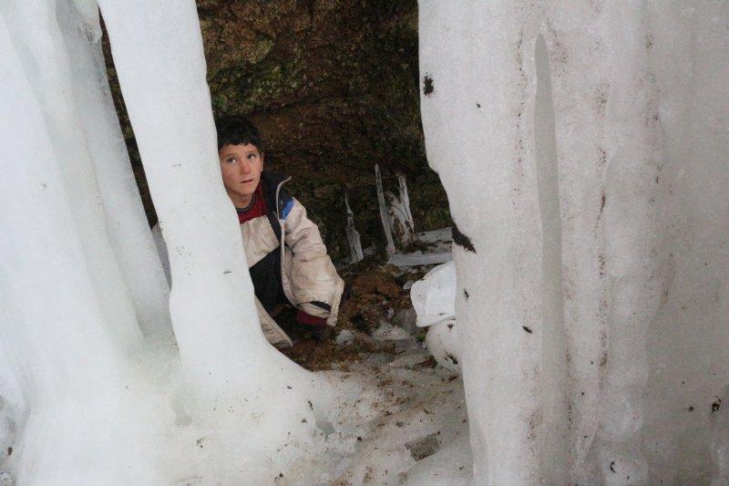 Ağrı'da donan şelale güzel görüntüler oluşturdu