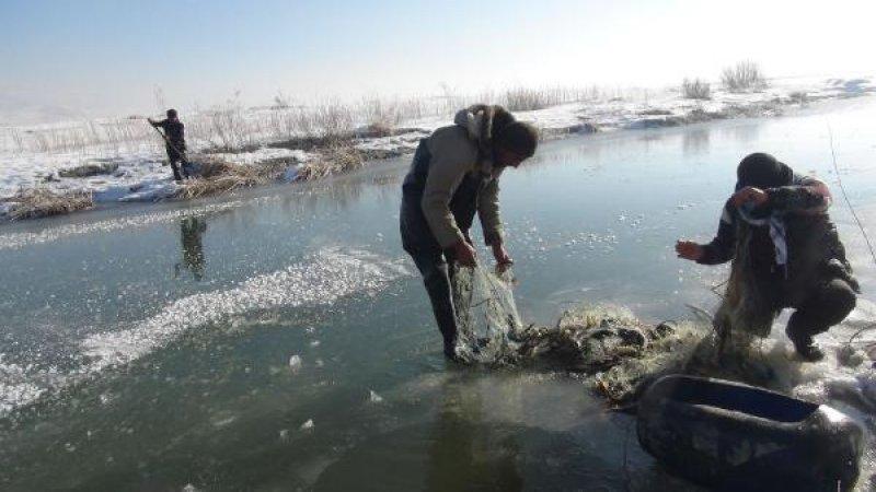 Hakkari'de 'Eskimo usulü' balık avı