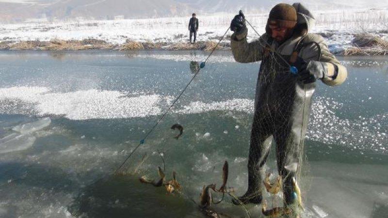 Hakkari'de 'Eskimo usulü' balık avı