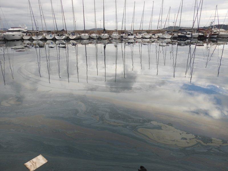 İzmir'de fuel-oil sızıntısı