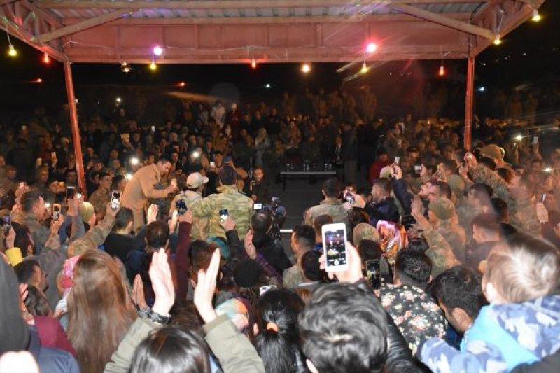 Yusuf Güney Mehmetçik'e moral konseri