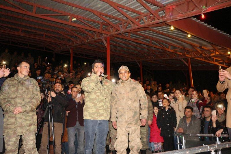 Yusuf Güney Mehmetçik'e moral konseri