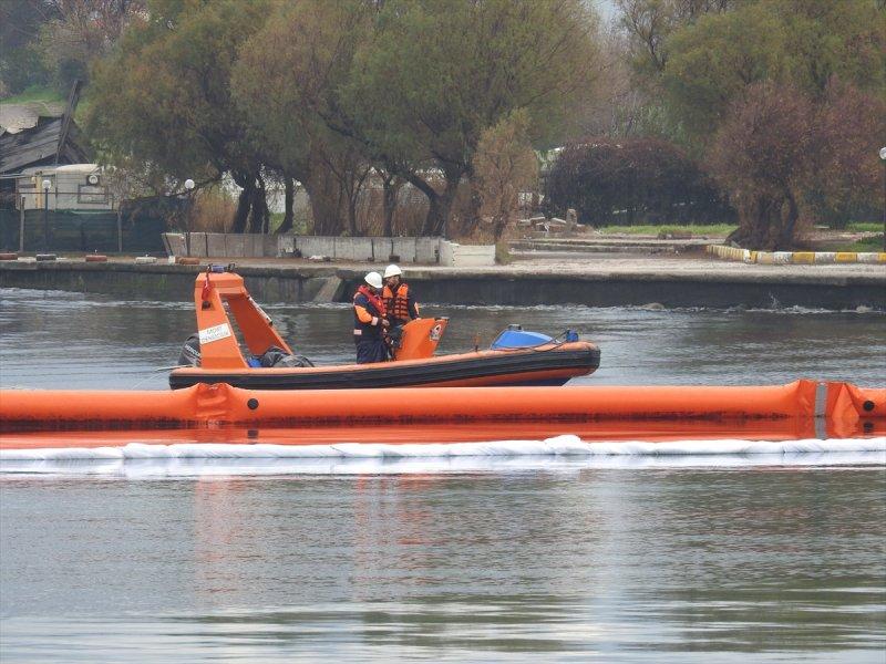 İzmir'de fuel-oil sızıntısı