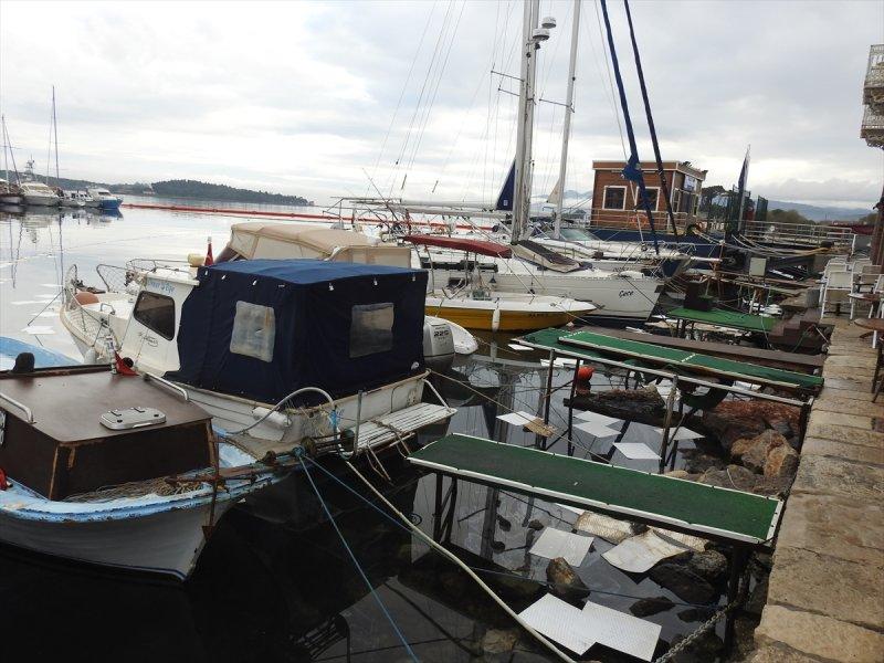 İzmir'de fuel-oil sızıntısı