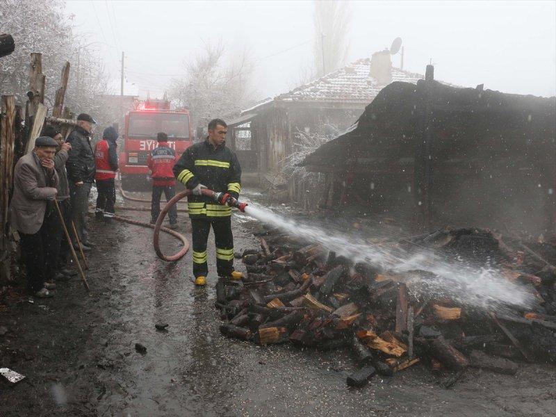 Sobayı benzinle tutuştururken evi yandı