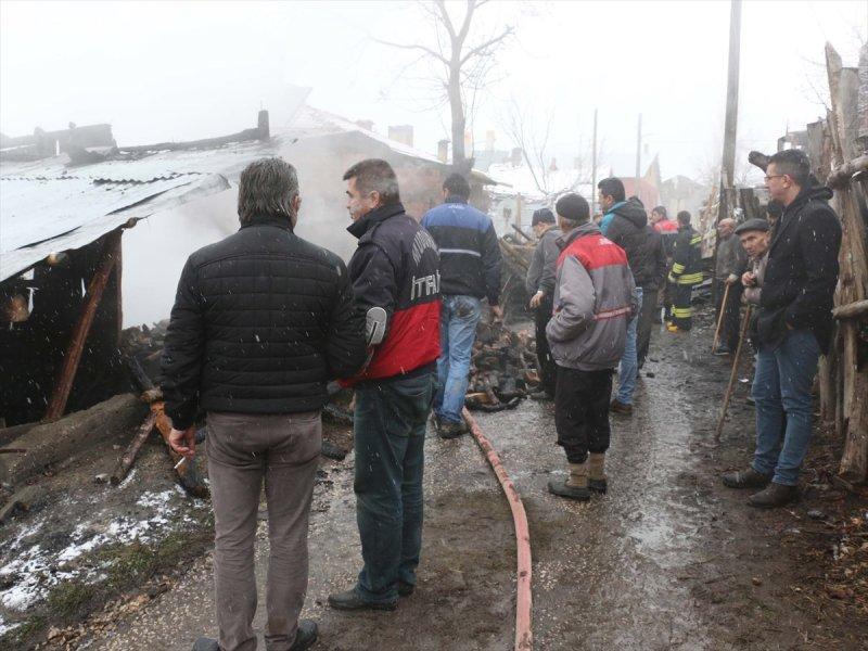 Sobayı benzinle tutuştururken evi yandı