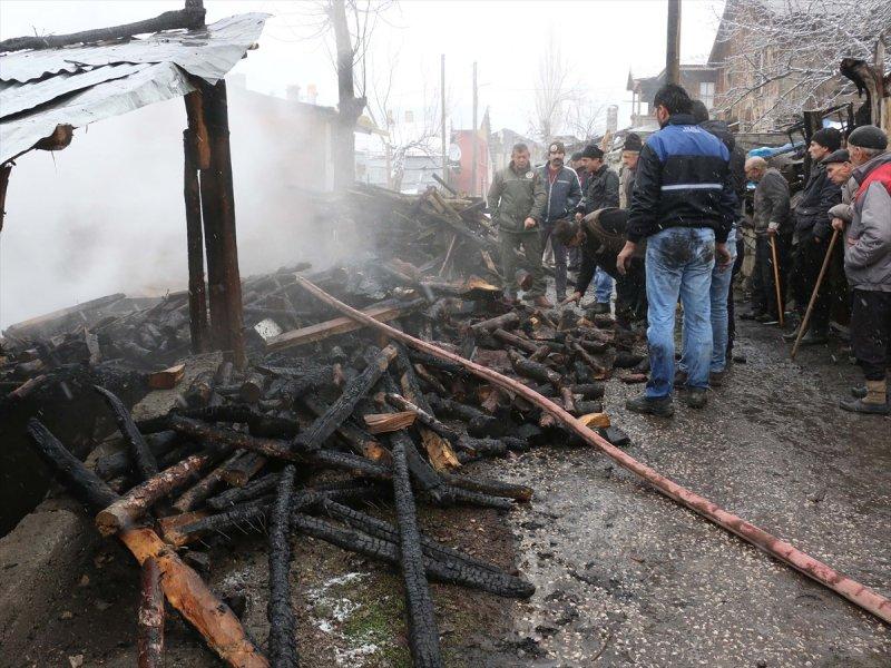 Sobayı benzinle tutuştururken evi yandı