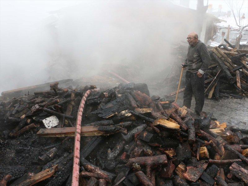 Sobayı benzinle tutuştururken evi yandı