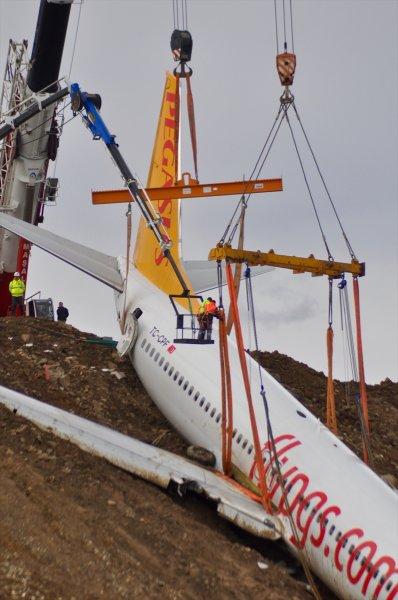 Trabzon Havalimanı'nda uçak kurtarma çalışmaları