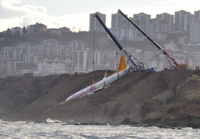 Trabzon Havalimanı'nda uçak kurtarma çalışmaları