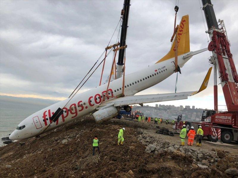 Trabzon Havalimanı'nda uçak kurtarma çalışmaları