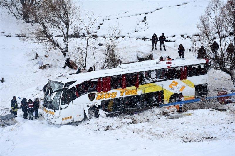 Aynı gün içinde 3 otobüs kazası: 6 ölü, 83 yaralı