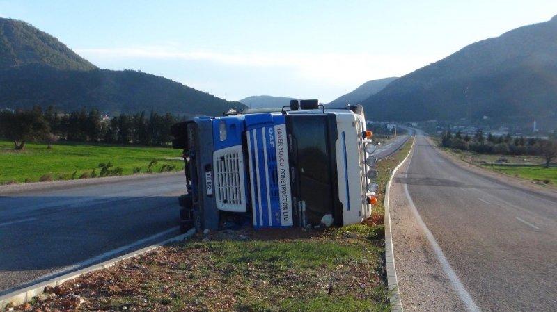 Mersin’de fırtına tırları devirdi ağaçları kökünden söktü