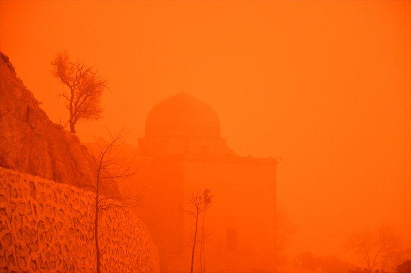 Toz zerrecikleri Güneydoğu'da hayatı olumsuz etkiliyor