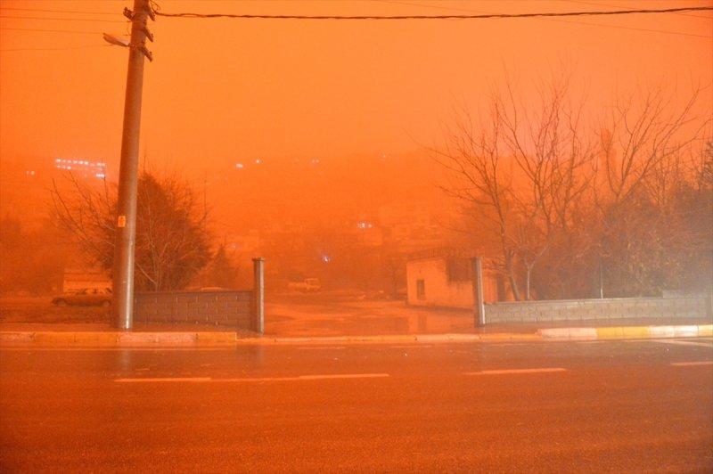 Toz zerrecikleri Güneydoğu'da hayatı olumsuz etkiliyor