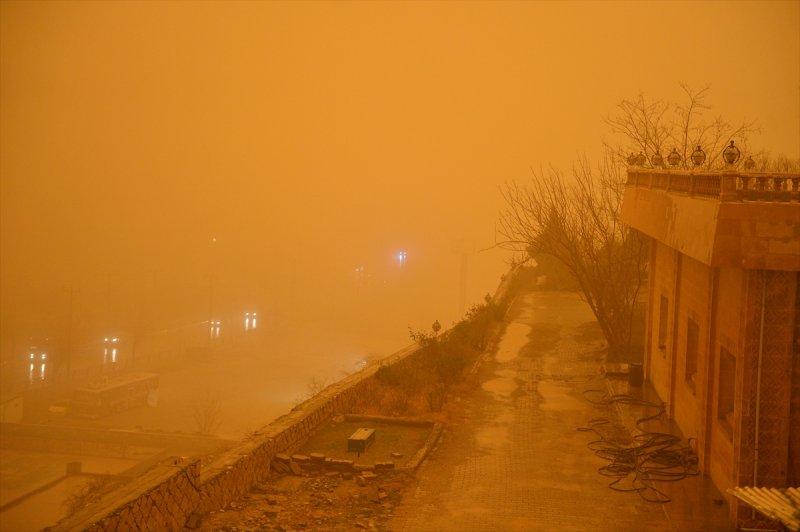 Toz zerrecikleri Güneydoğu'da hayatı olumsuz etkiliyor