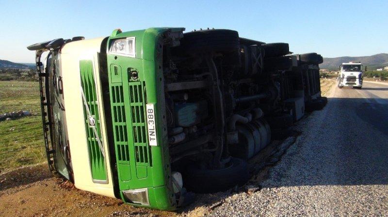 Mersin’de fırtına tırları devirdi ağaçları kökünden söktü