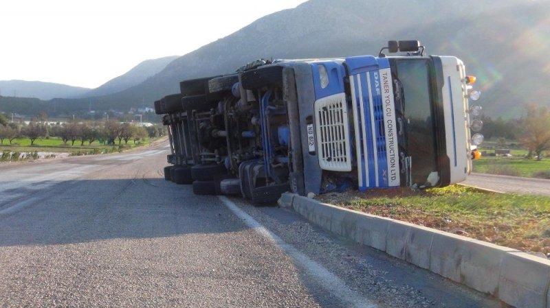 Mersin’de fırtına tırları devirdi ağaçları kökünden söktü