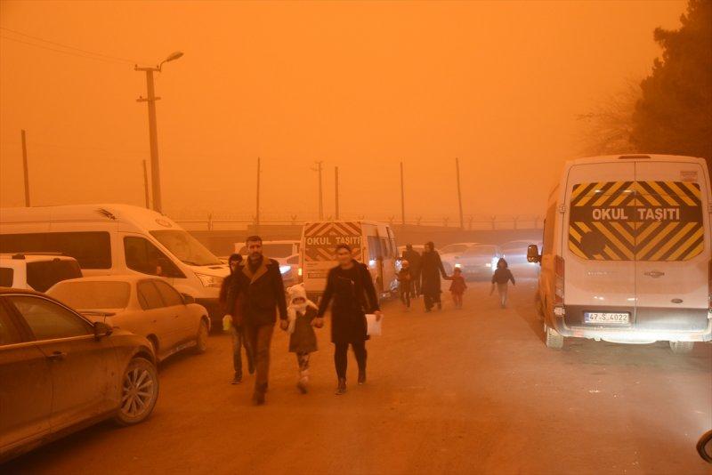Toz zerrecikleri Güneydoğu'da hayatı olumsuz etkiliyor