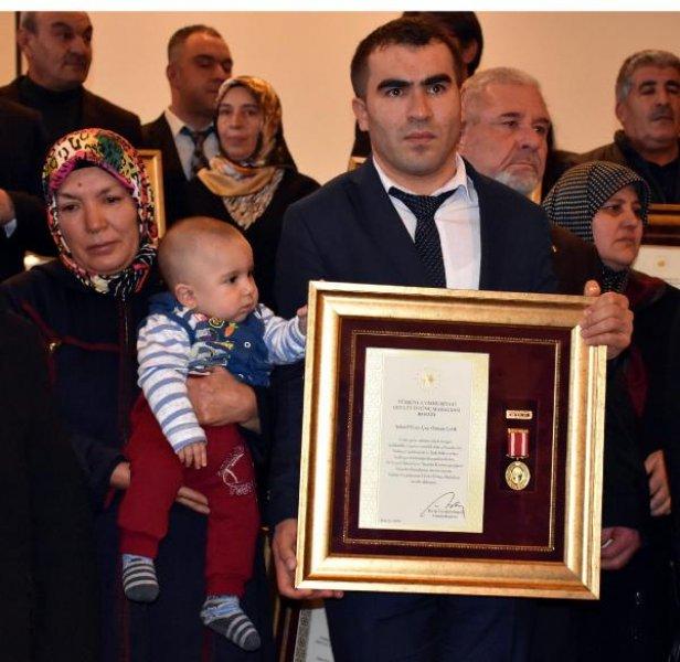 Devlet Övünç Madalyası töreninde şehit çocukları