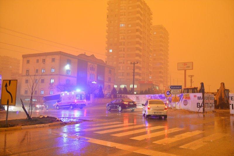 Toz zerrecikleri Güneydoğu'da hayatı olumsuz etkiliyor