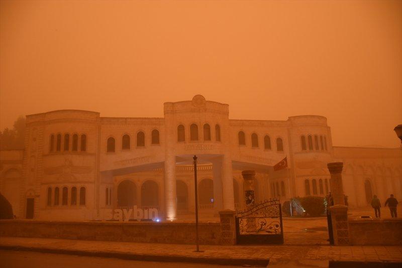 Toz zerrecikleri Güneydoğu'da hayatı olumsuz etkiliyor