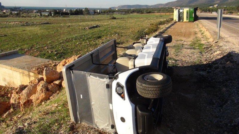 Mersin’de fırtına tırları devirdi ağaçları kökünden söktü