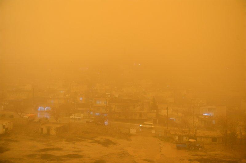 Toz zerrecikleri Güneydoğu'da hayatı olumsuz etkiliyor